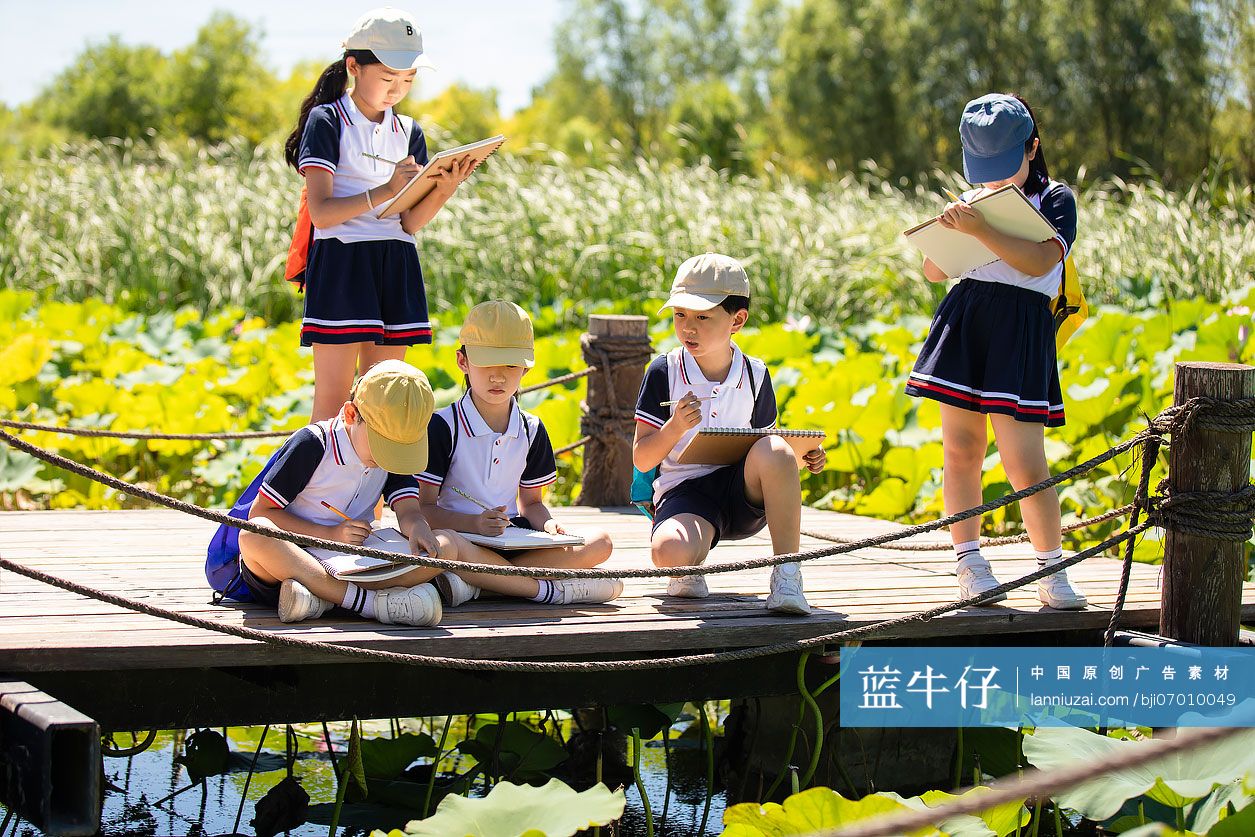 快乐的小学生在户外写生