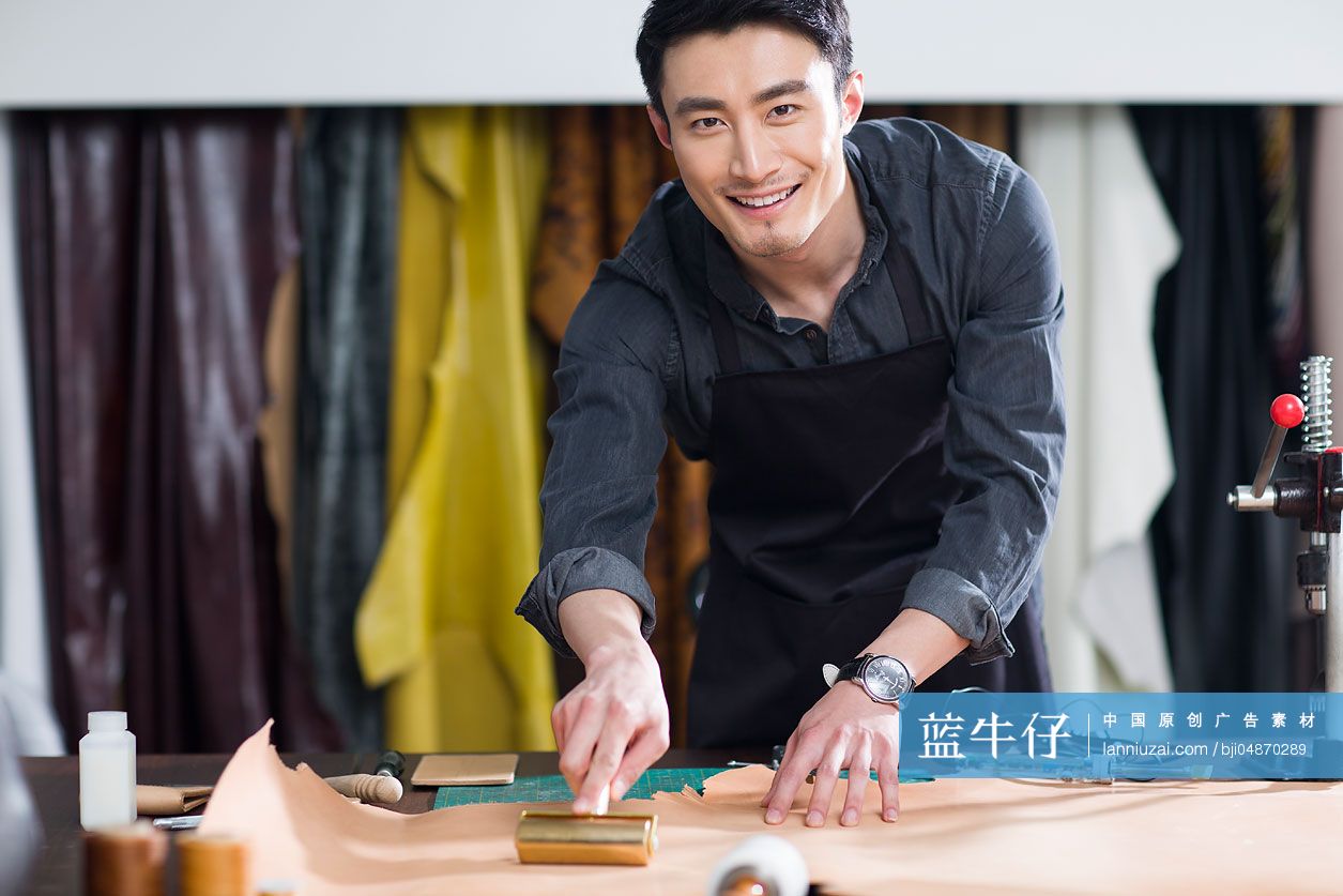 皮包手工制作师在工作室工作