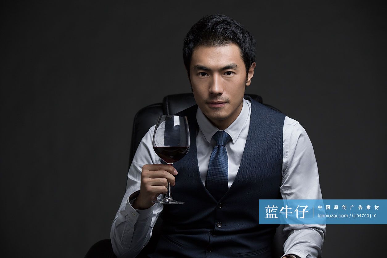 商务男子品尝红酒