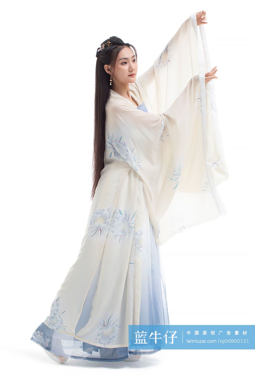 古装美女表演古典舞