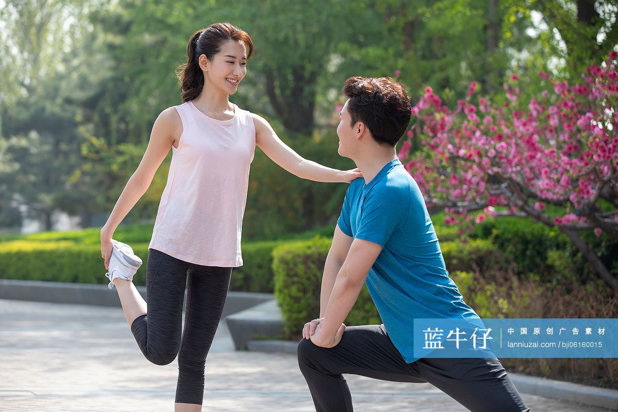 快乐的年轻情侣在公园健身