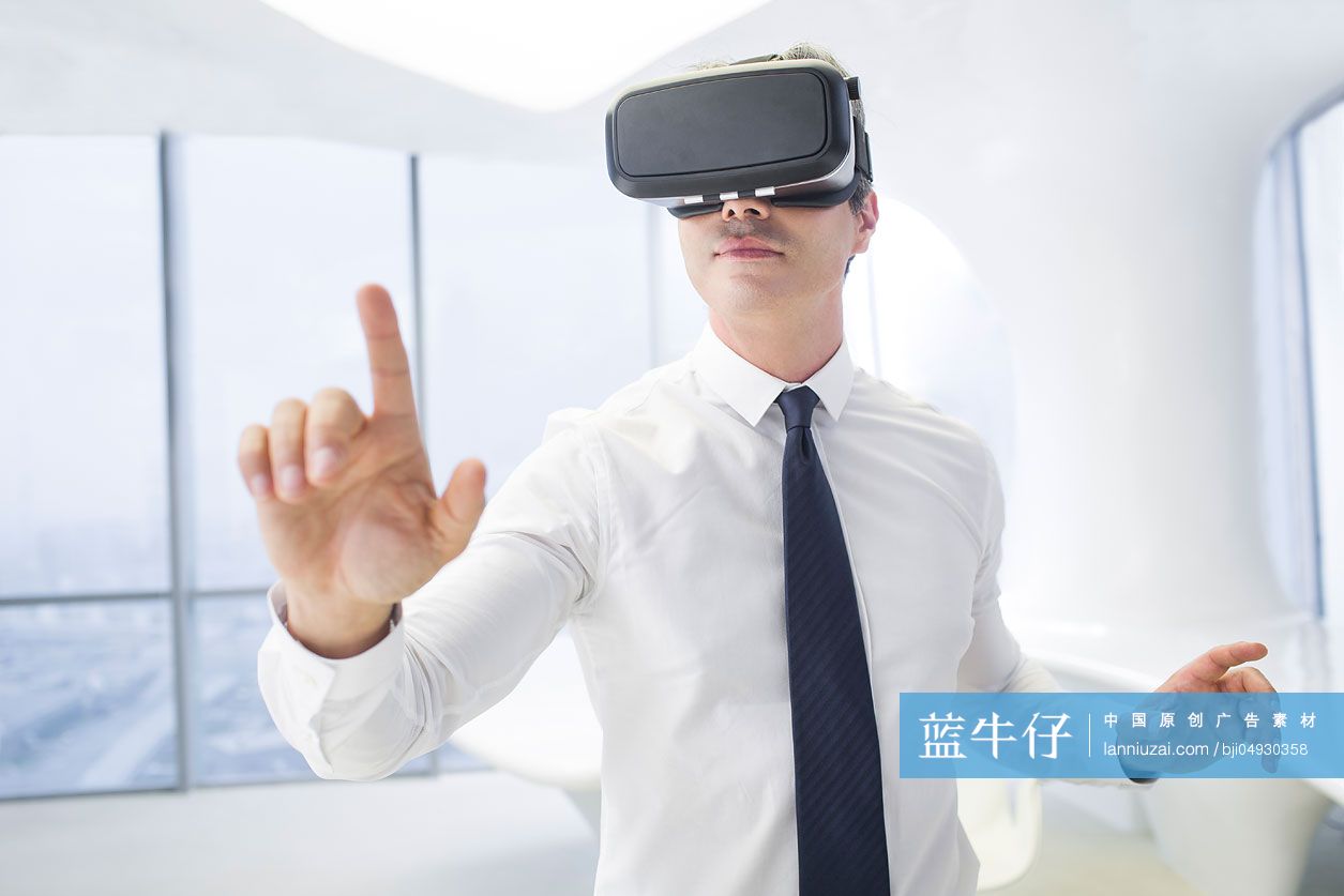 商务男士在办公室使用VR眼镜