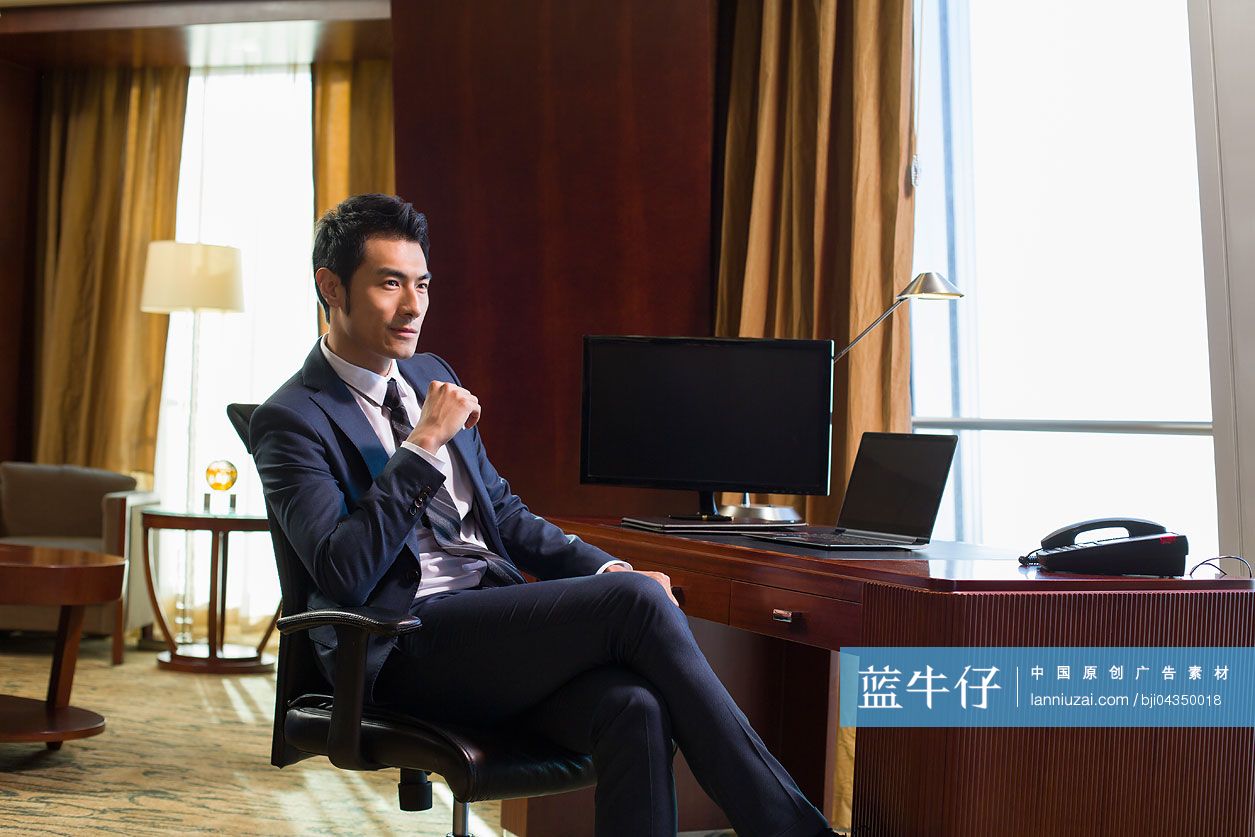成功商务男士在书房沉思-蓝牛仔影像-中国原创广告影像素材