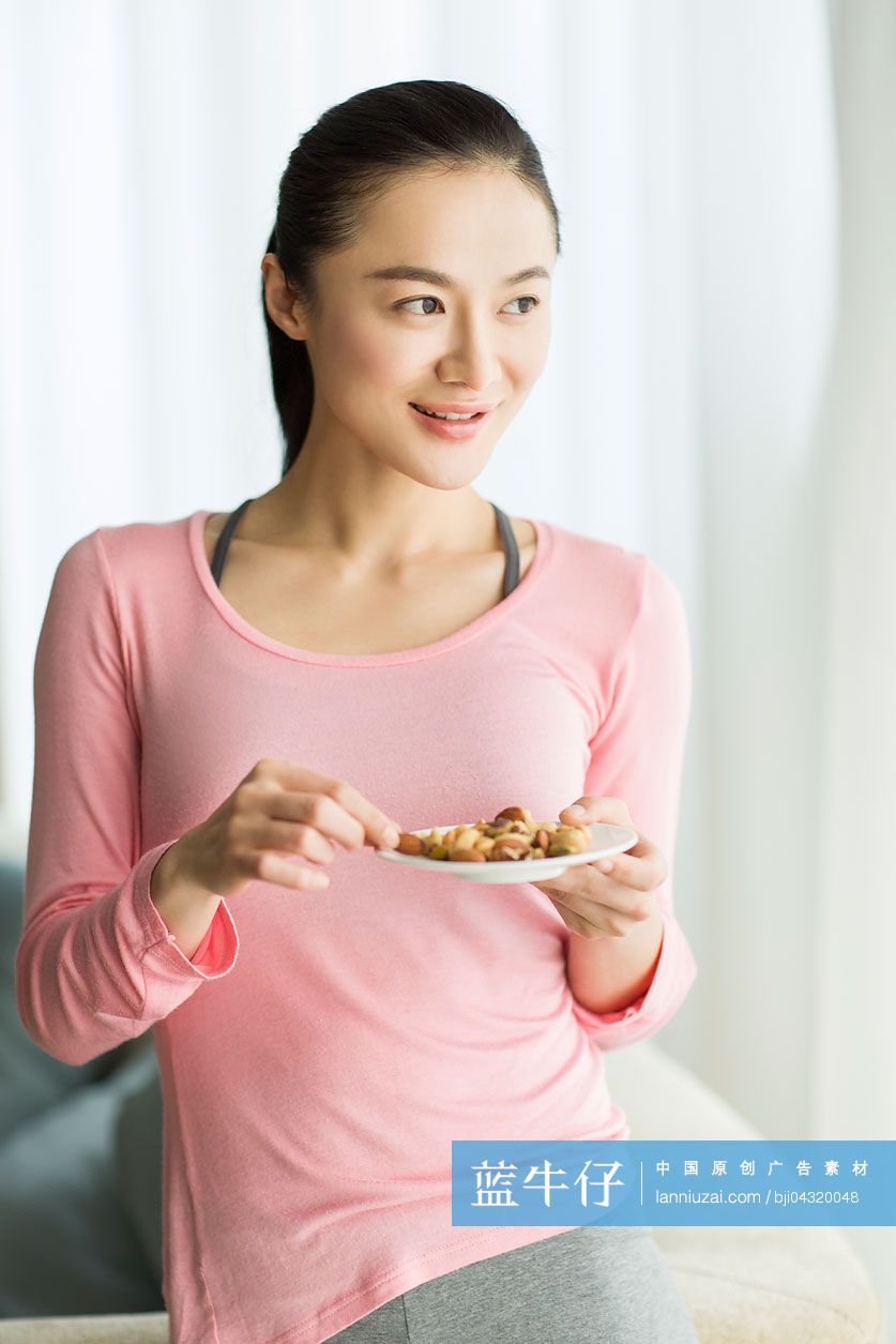 年轻女子吃坚果零食