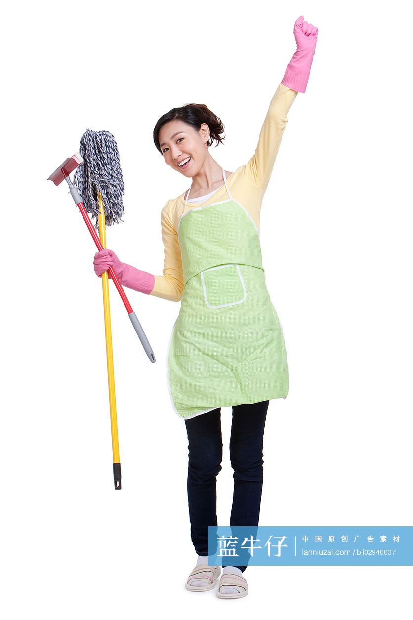 居家青年男性和拖把