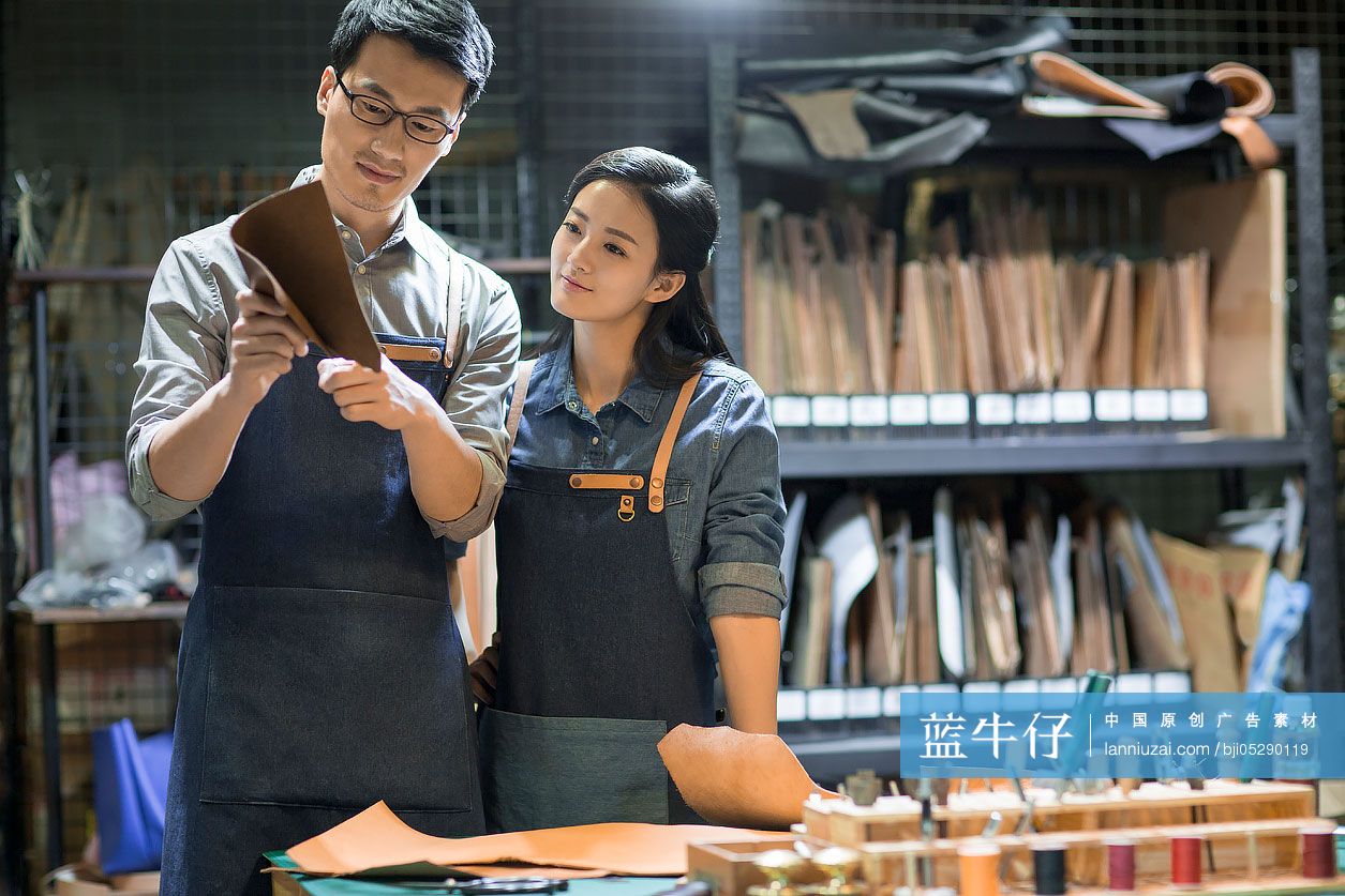 手工皮具匠人在工作室里工作