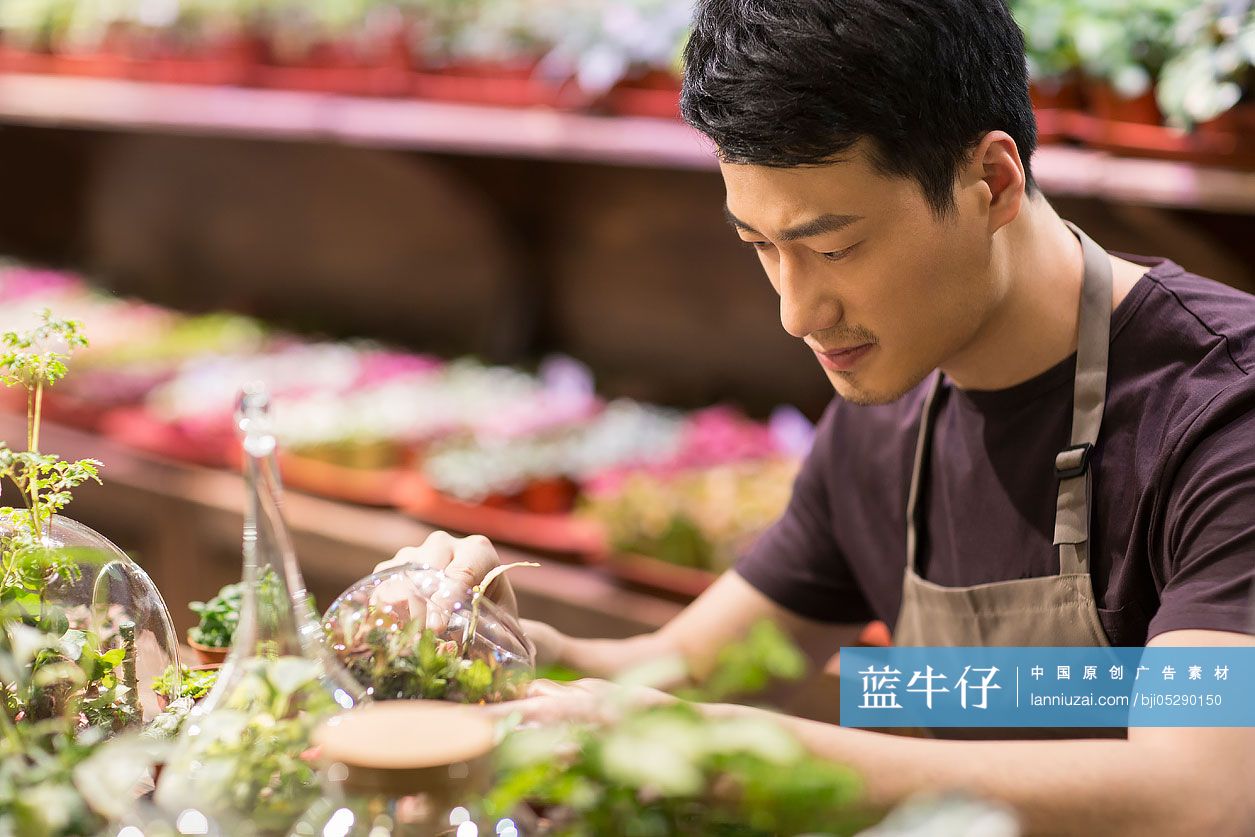 花店员工在店里工作