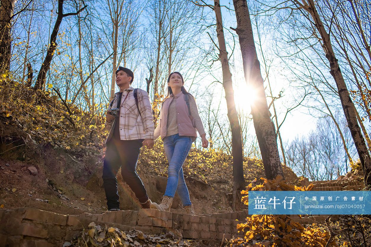 快乐的年轻情侣户外徒步旅行