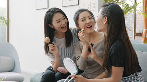 Best female friends applying make-up at home,4K