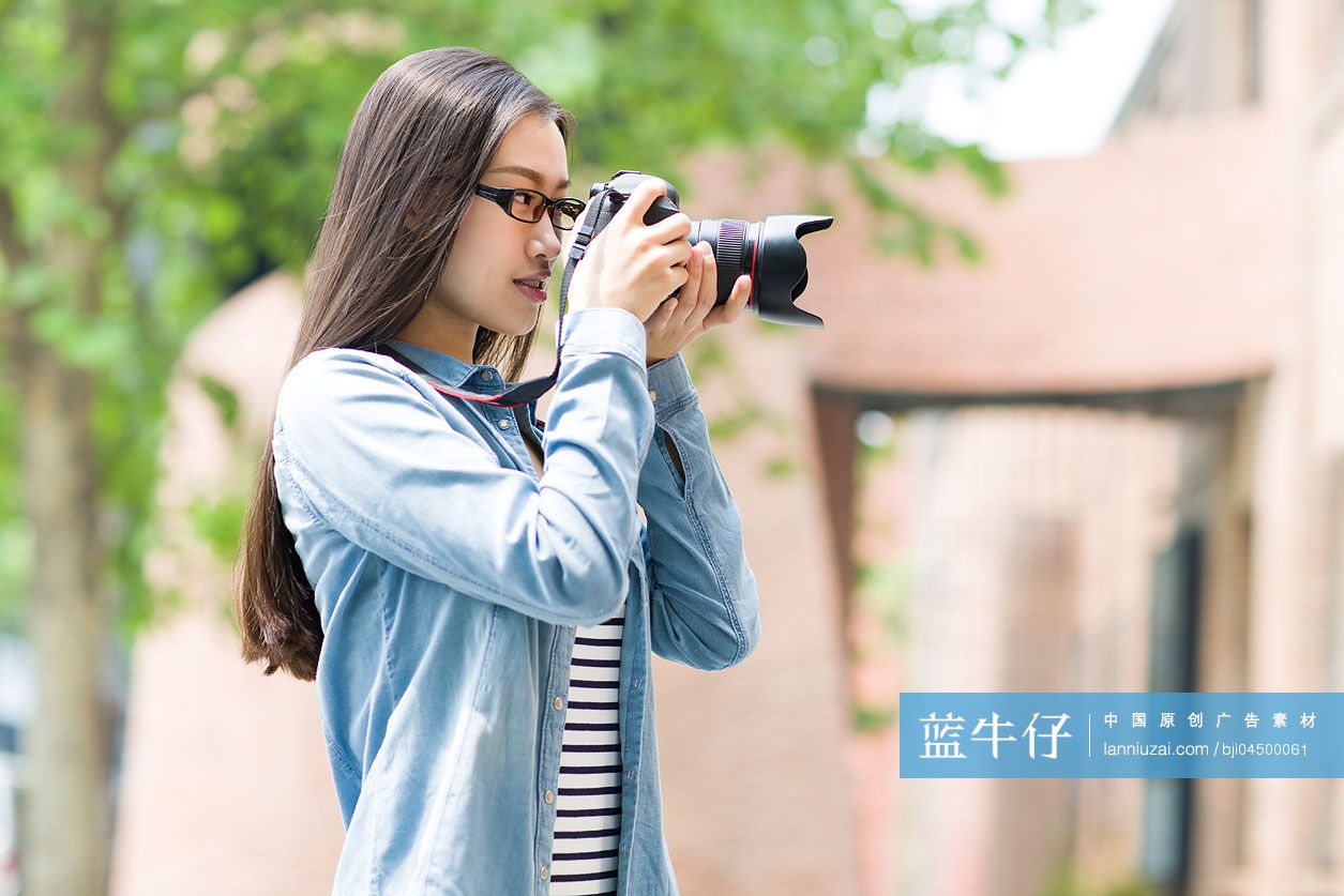 女摄影师拍照