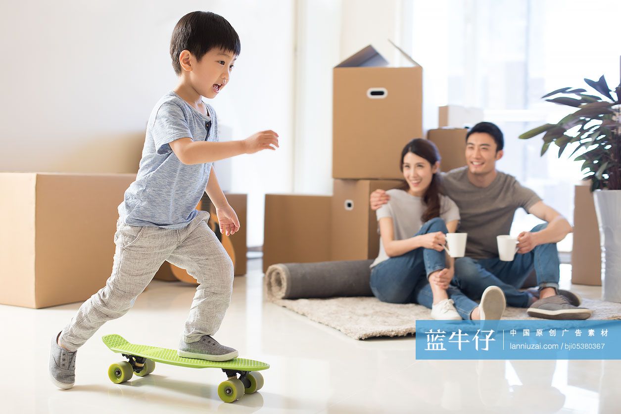 小男孩在新房里滑滑板