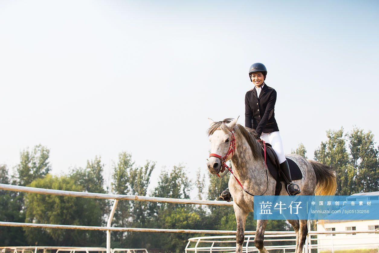 年轻女子骑马