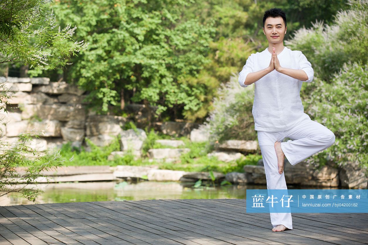 练瑜伽的年轻男子