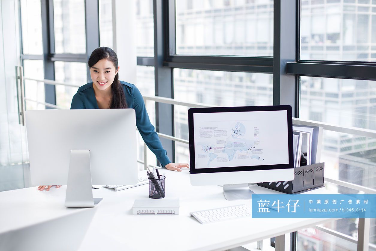 年轻商务女士在办公室使用电脑