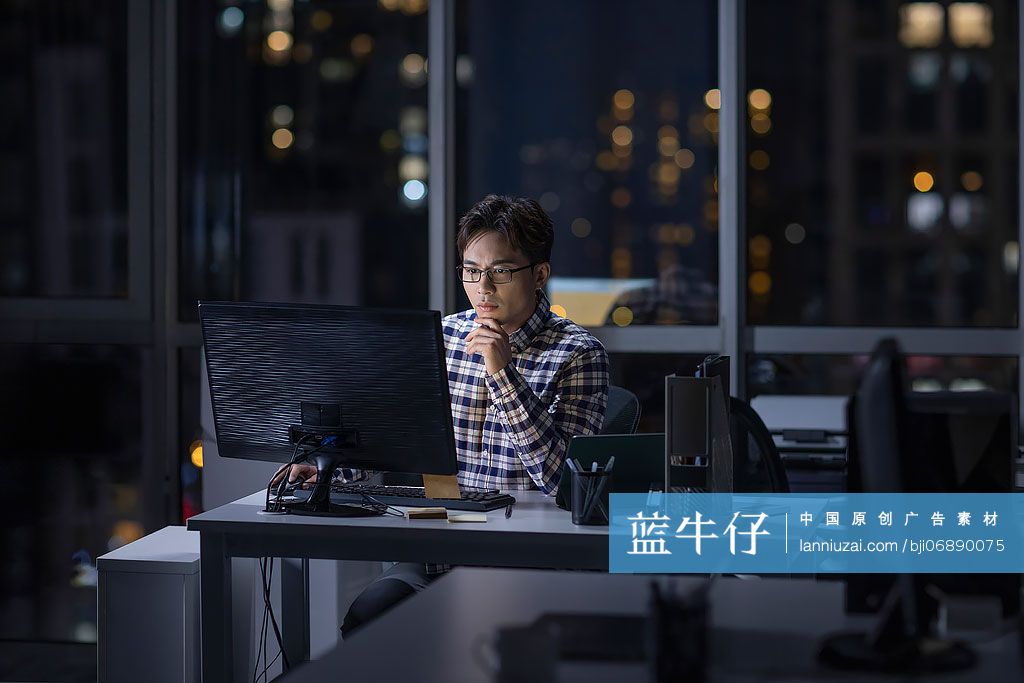 IT工程师在公司加班