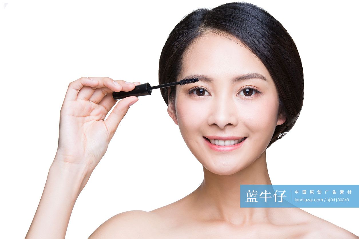 年轻美女涂睫毛膏