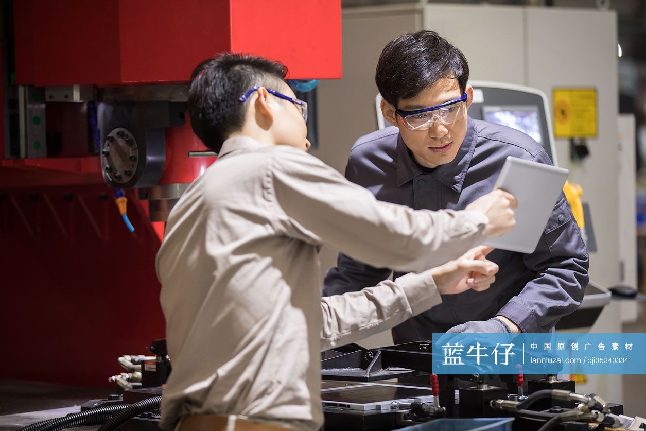 自信的工程师在工厂讨论工作