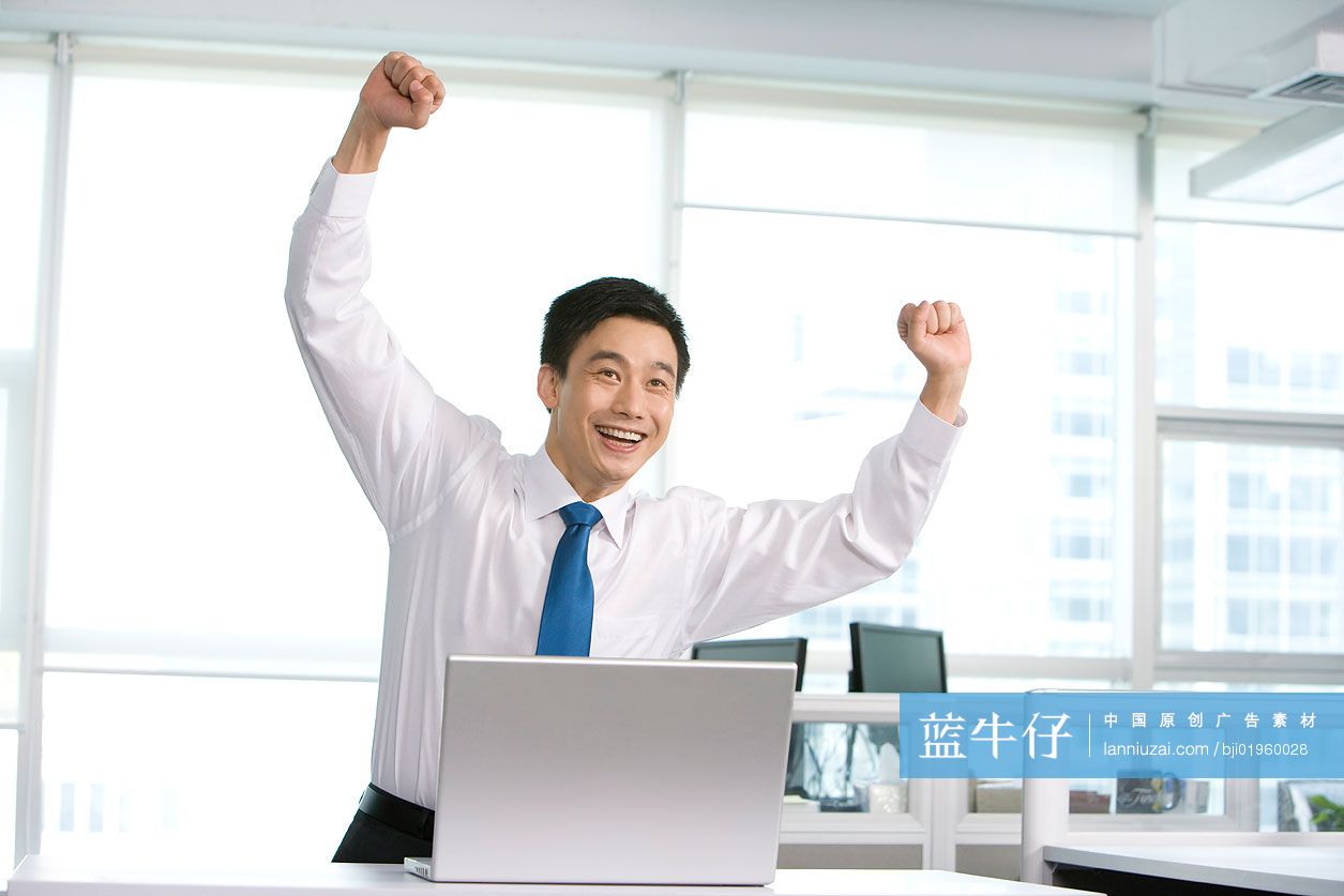 商务男士举起双臂
