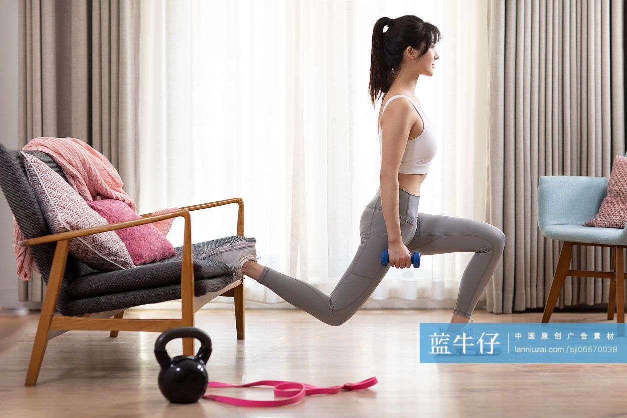 年轻女子在家健身