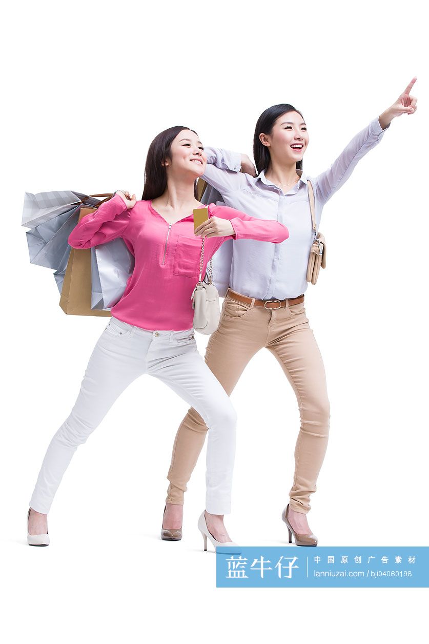 年轻闺蜜一起刷卡购物