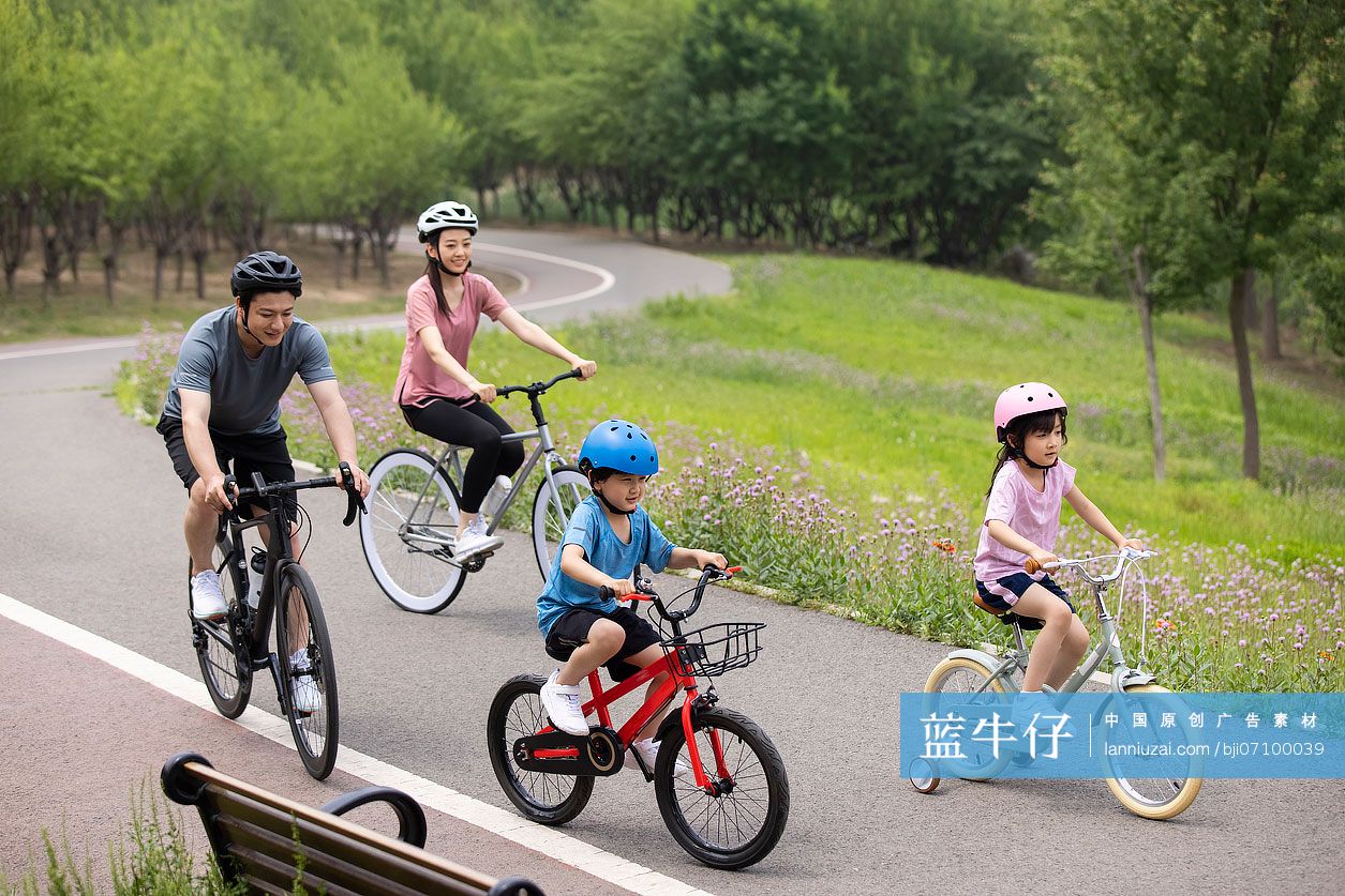 一家人在公园骑行