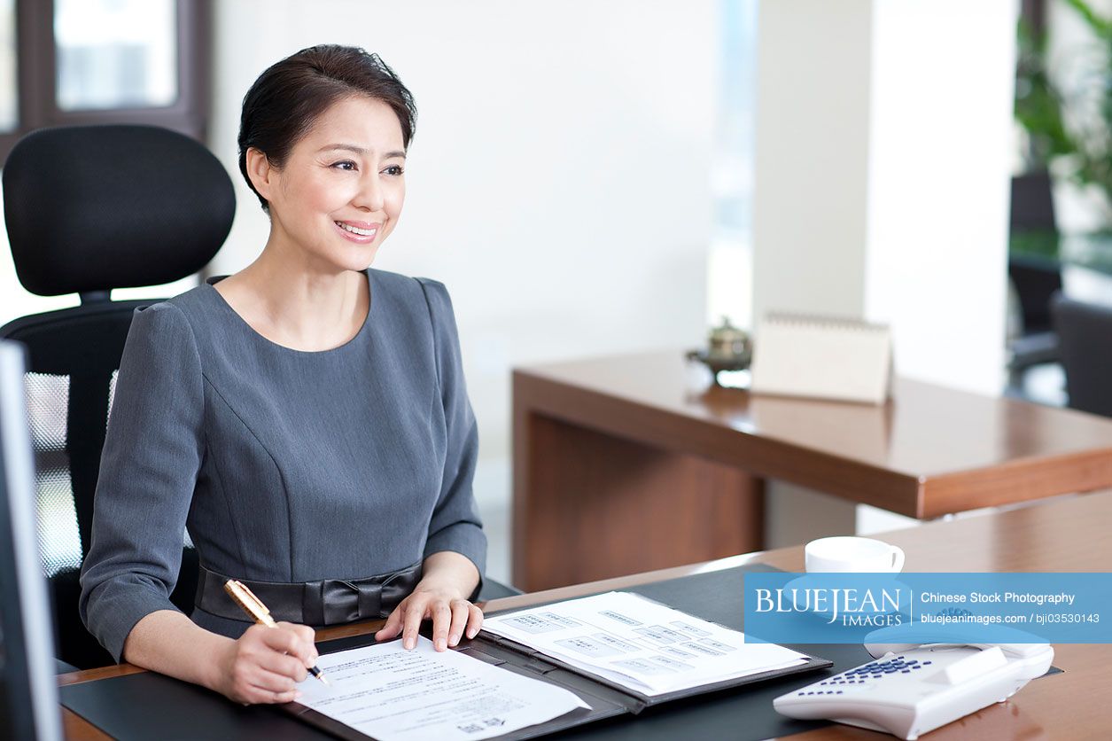 chinese-businesswoman-signing-contract-high-res-stock-photo-for-download