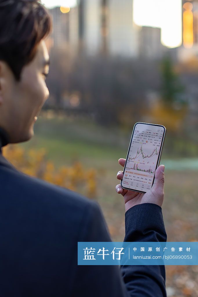 商务男子用手机查看股票行情
