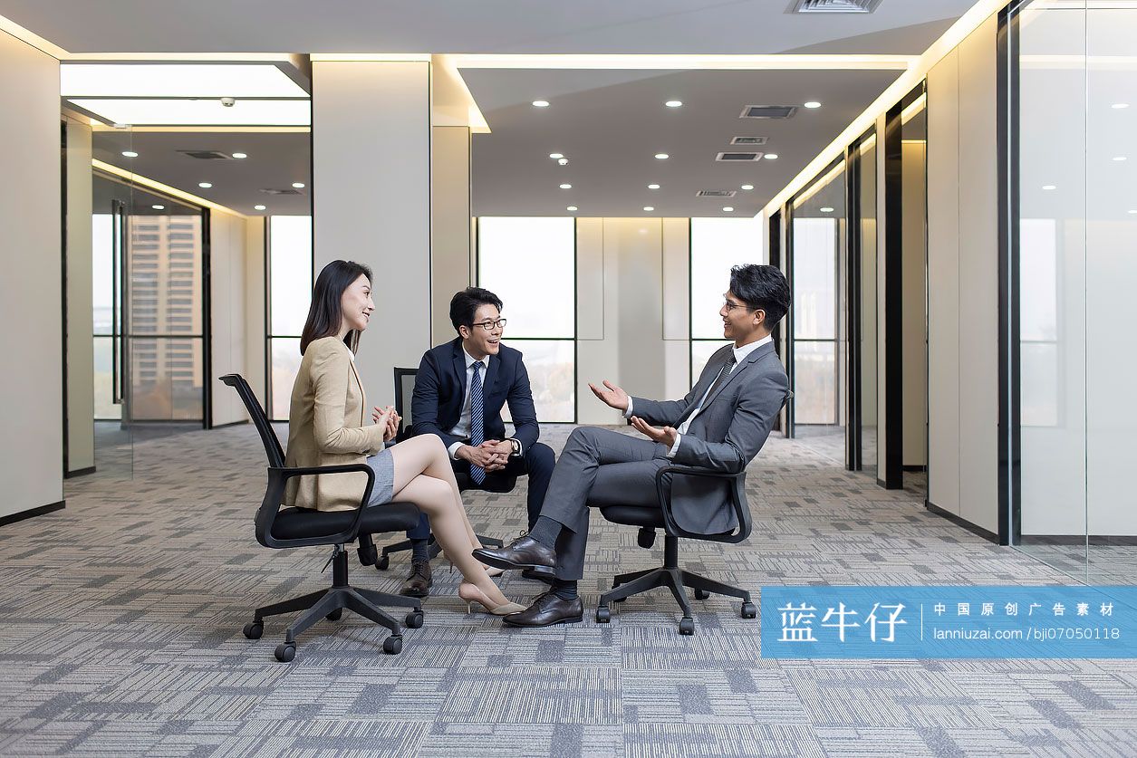 商务人士在空旷的办公室里开会