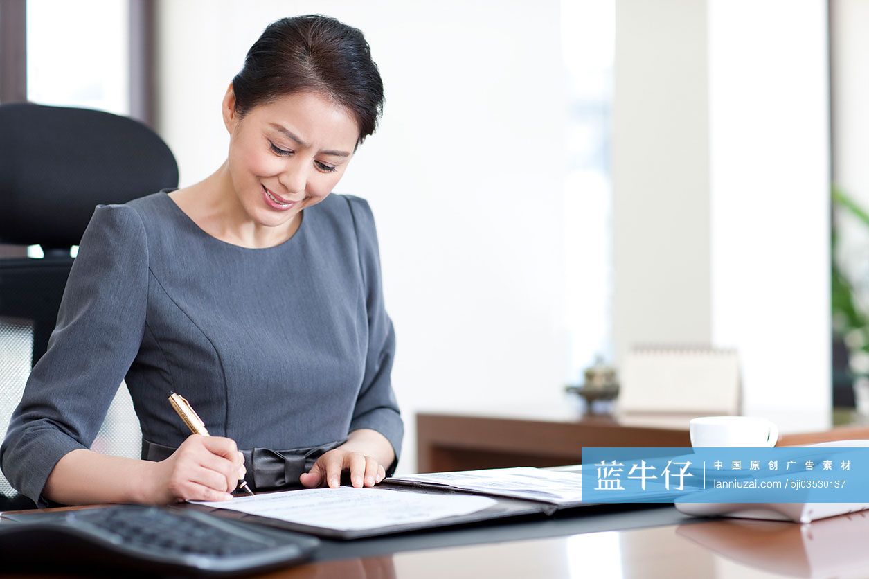职场女性在办公室工作
