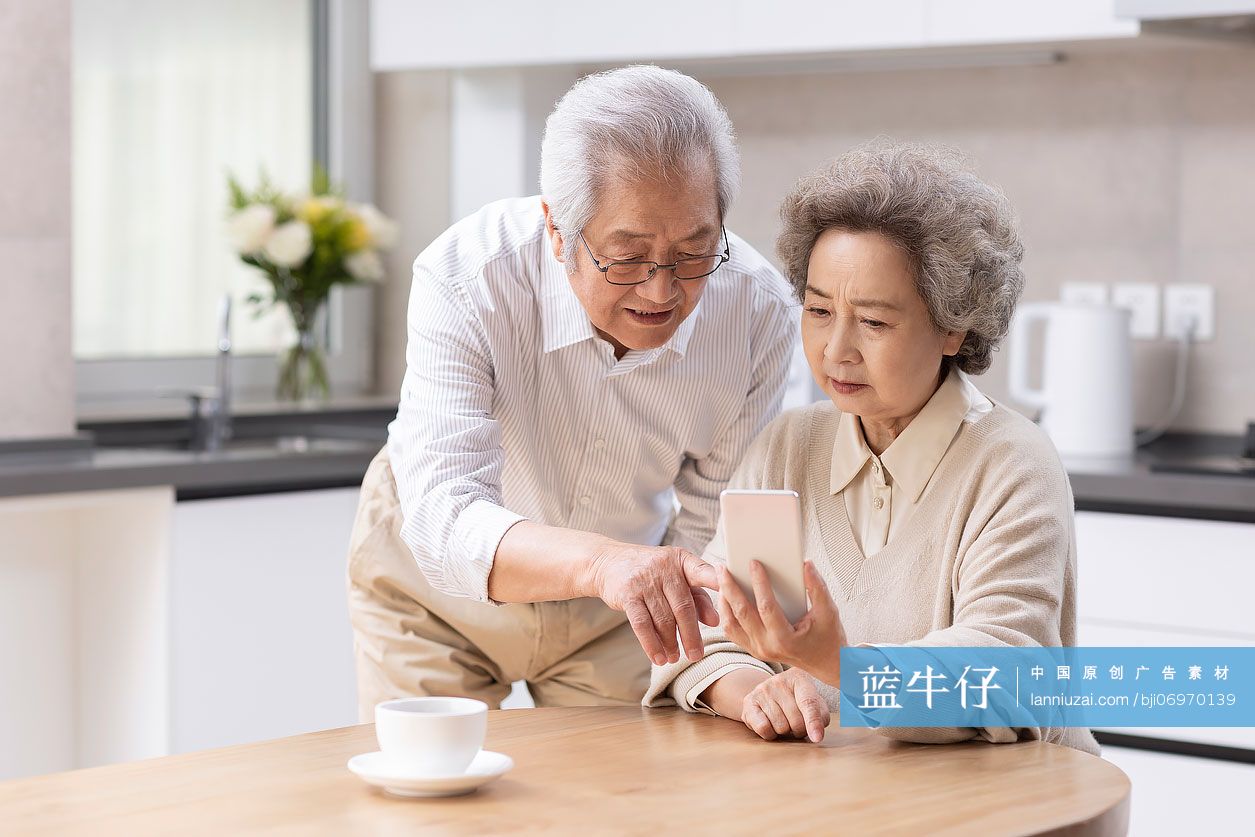 老年夫妇在家使用手机