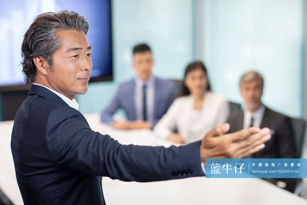成熟商务男士在会议室