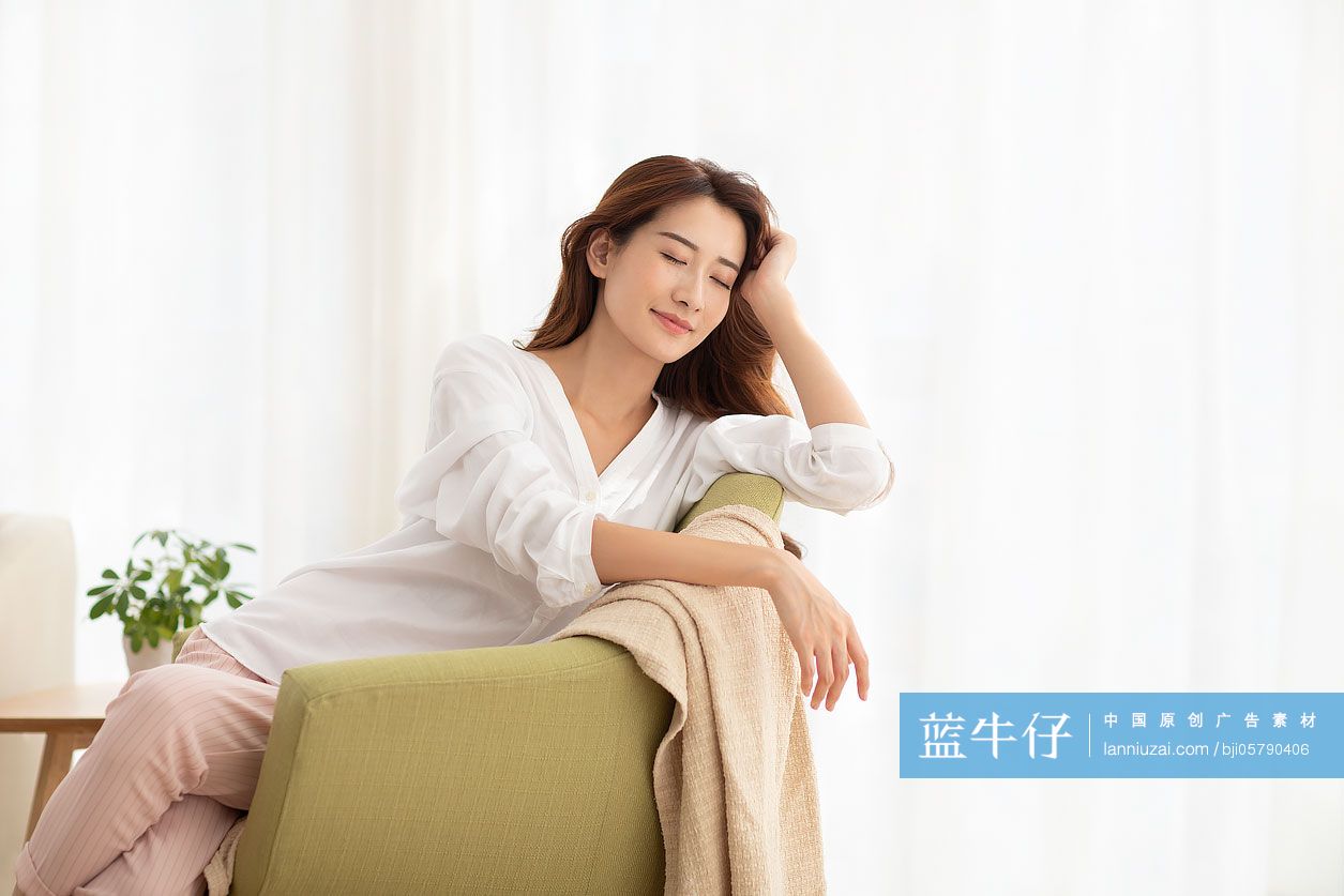 年轻女士在家休息