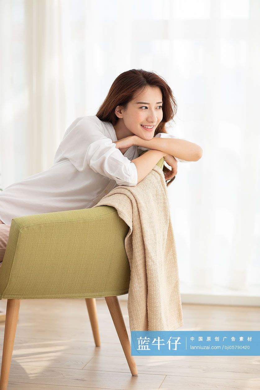 年轻女士在家休息