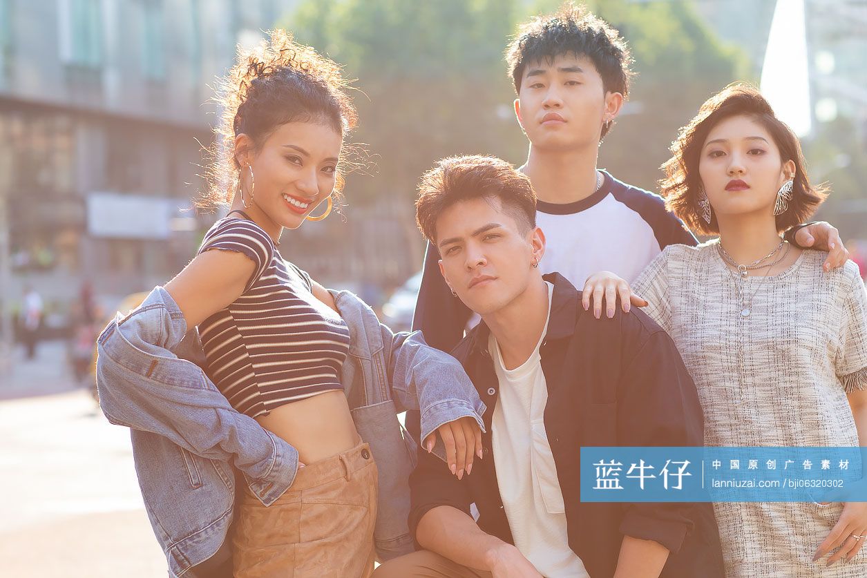 年轻人在街头