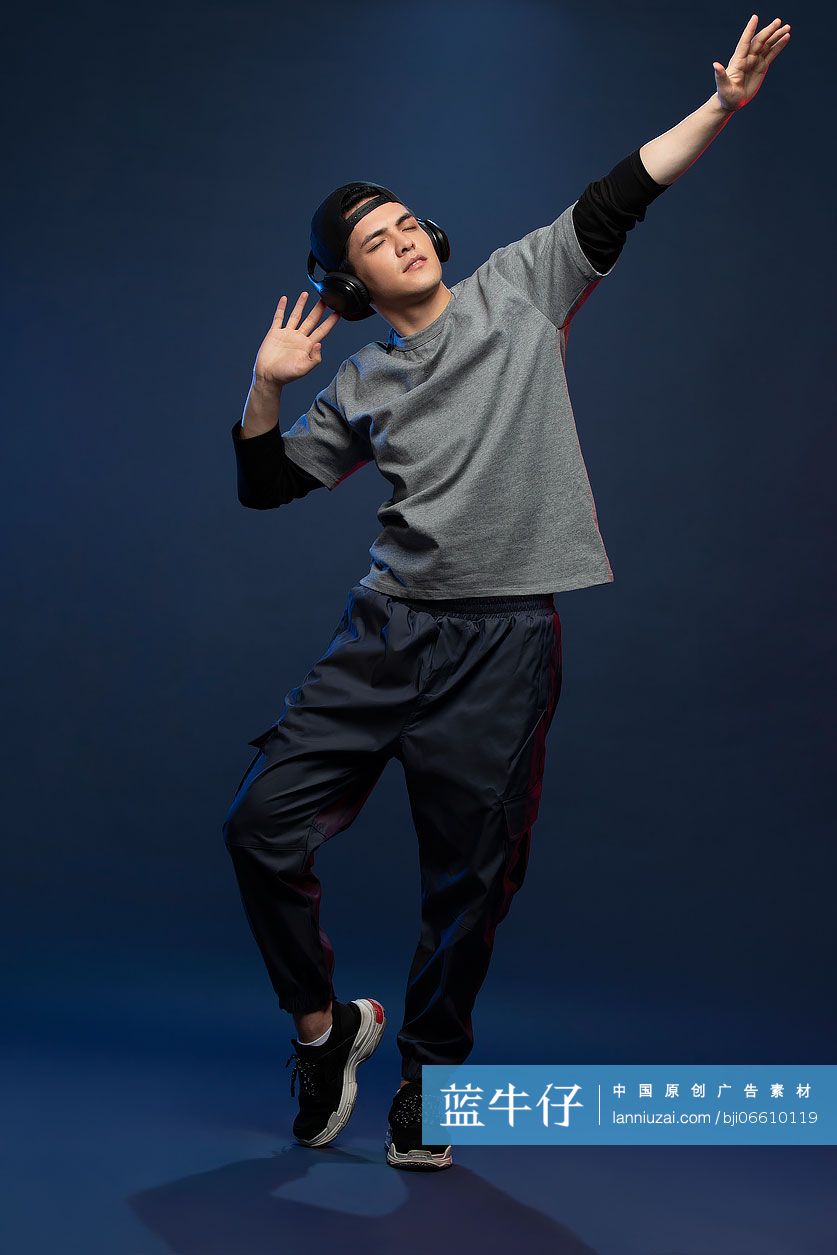 时尚的年轻男子跳舞