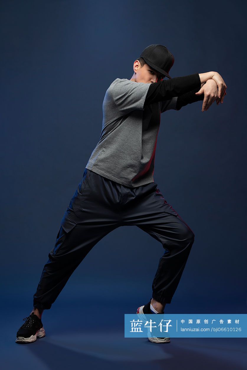 时尚的年轻男子跳舞