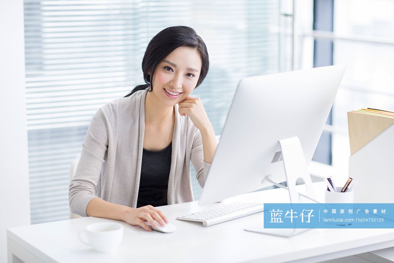 年轻女子休闲办公