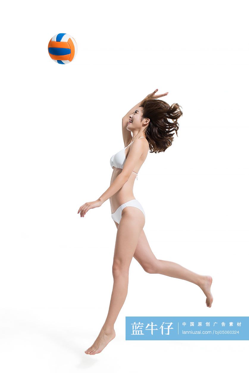 穿着比基尼的美女玩沙滩排球