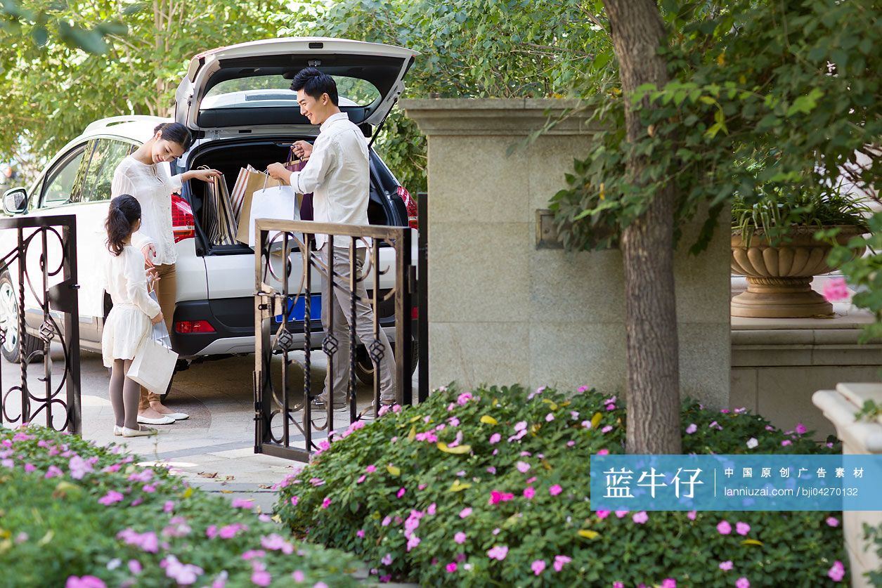 三口之家购物回来