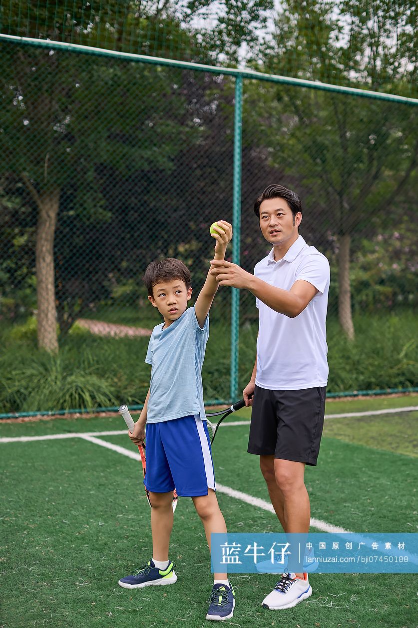 教练带男孩打网球