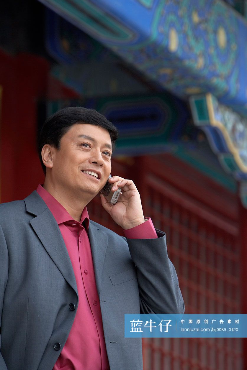 商务男士打电话