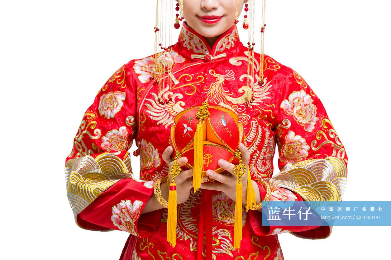 穿中式古装结婚礼服的新娘拿着绣球