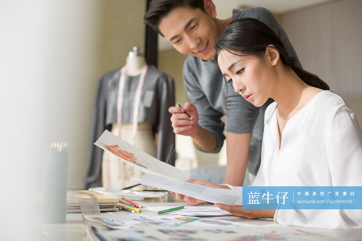 两个服装设计师设计草图
