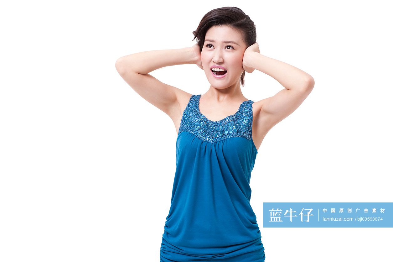 年轻女子捂住耳朵