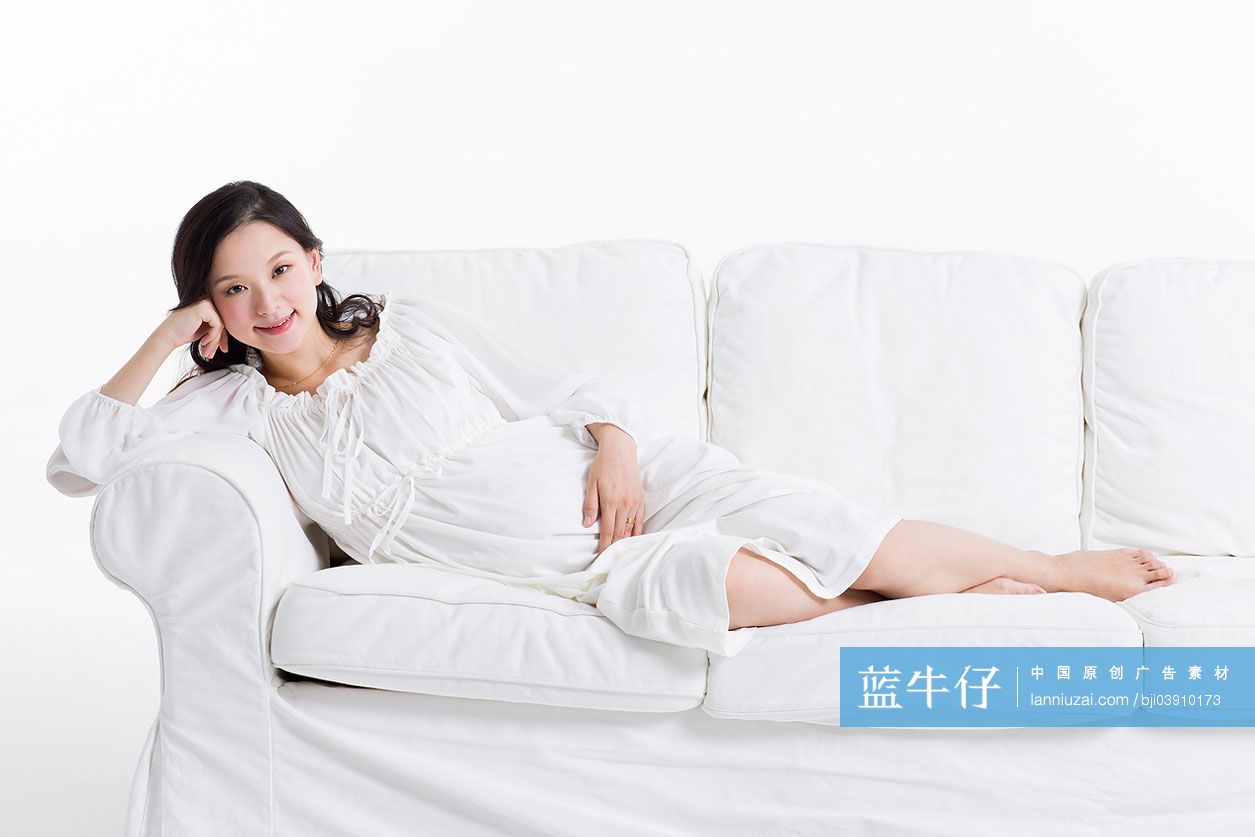 怀孕躺在床上看书高清摄影大图-千库网