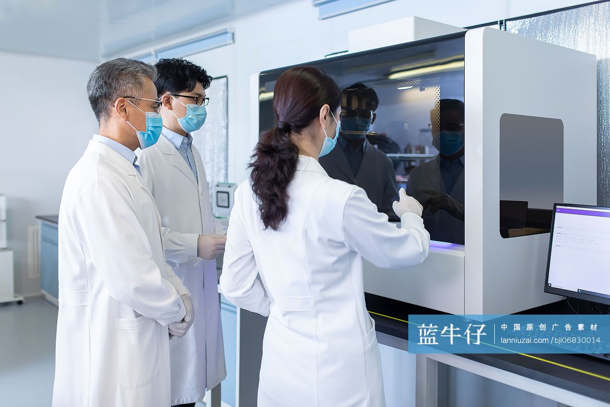 医学研究员在实验室工作