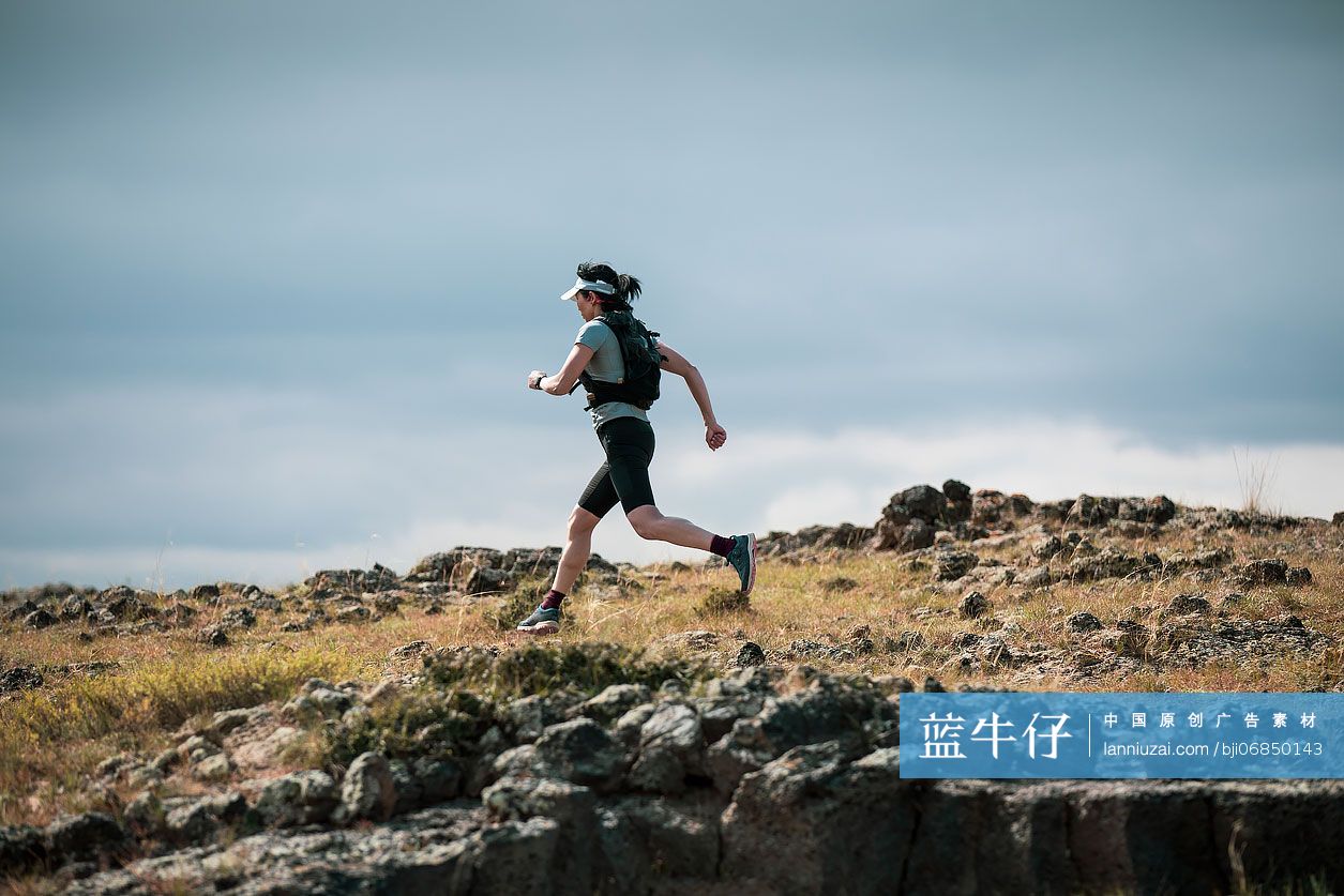 女子户外越野跑步