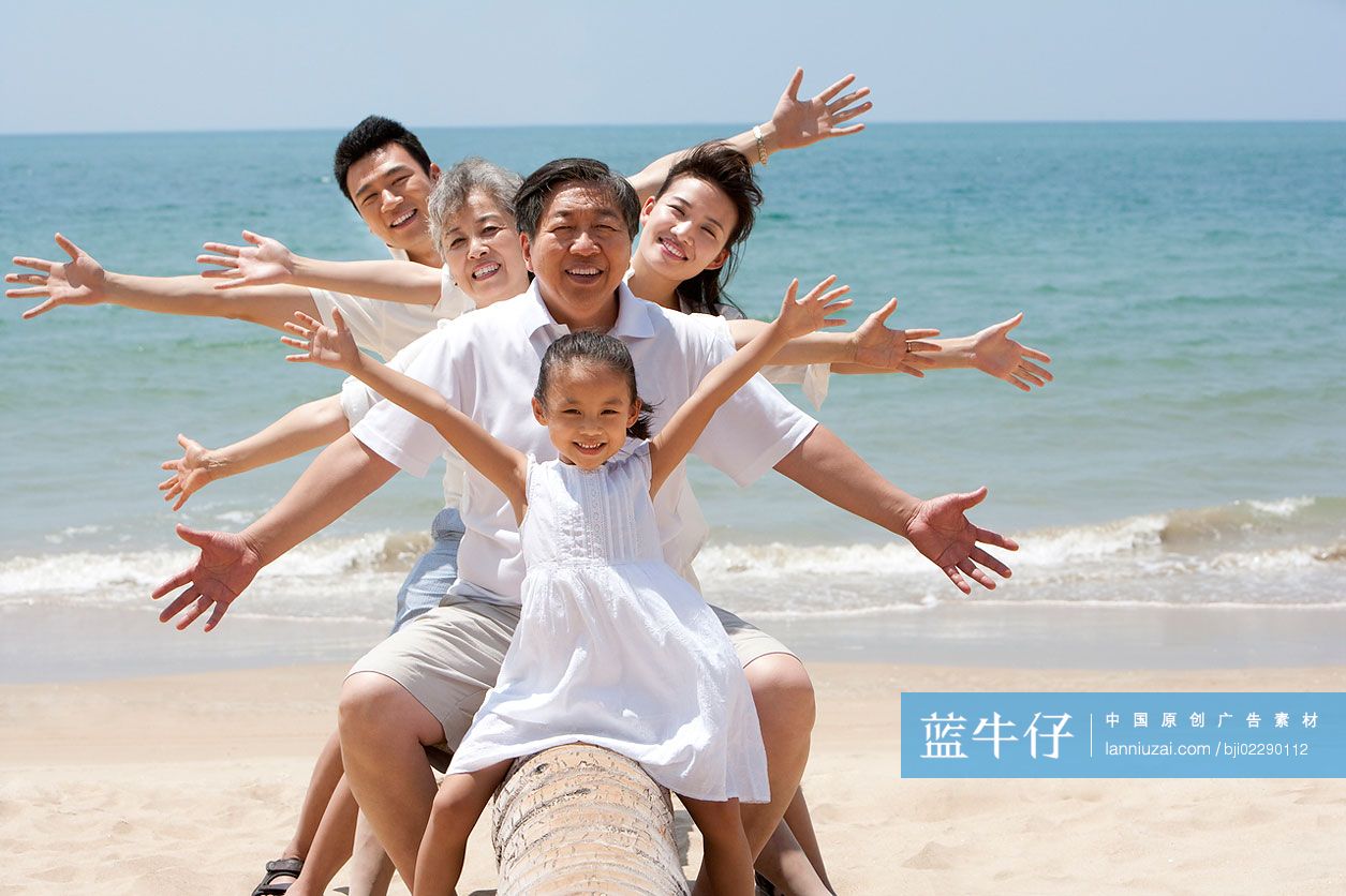 全家人在海滩