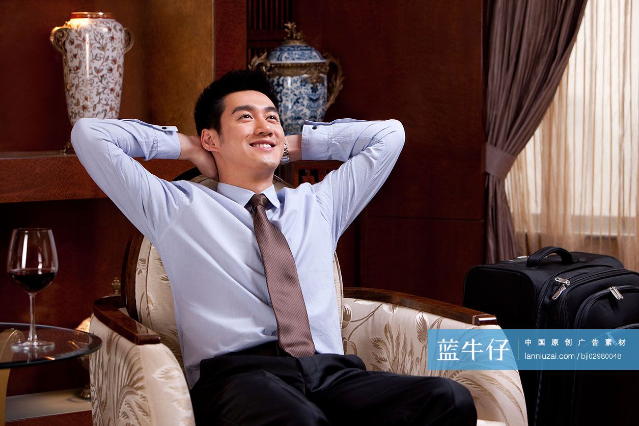 刚下榻酒店的商务男士-蓝牛仔影像-中国原创广告影像素材