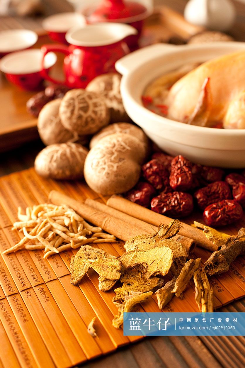 小鸡炖蘑菇和配料